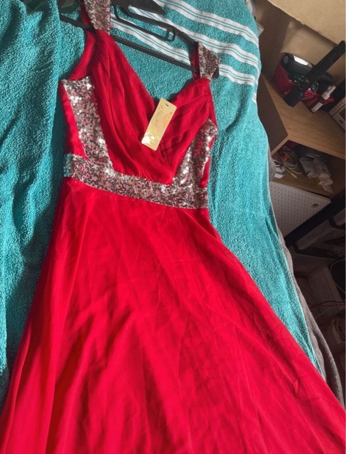 robe avec traîne 38/40 rouge et sequin argenté neuf - photo numéro 9