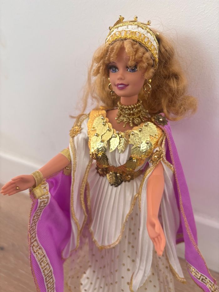 Poupée Barbie de collection Goddess grecque 1996 avec son support de présentation - photo numéro 7