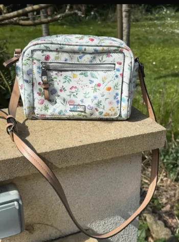 Magnifique sac bandoulière à fleurs