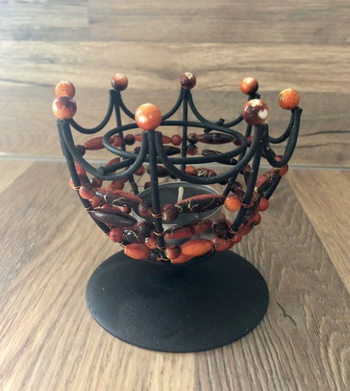 Bougeoir en métal avec perles orangées