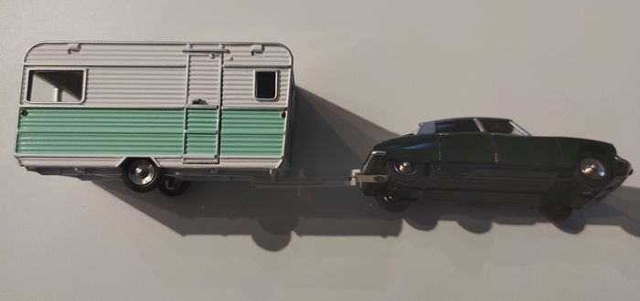 Ds Citroën avec caravane Vert - photo numéro 2