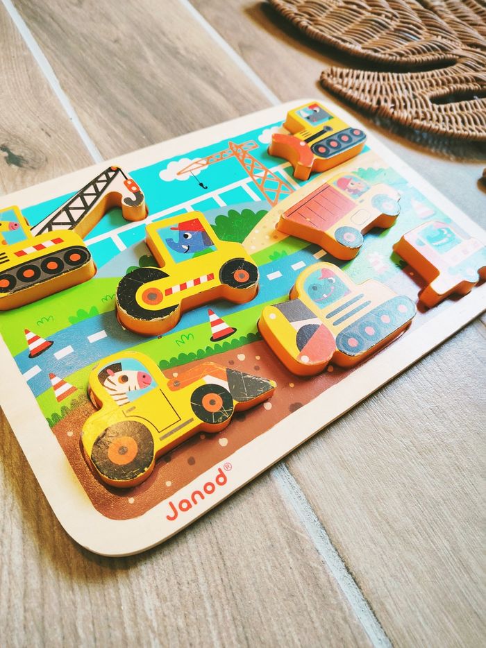 🚜Puzzle d'encastrement 3D véhicules de chantier en bois marque Janod - photo numéro 3