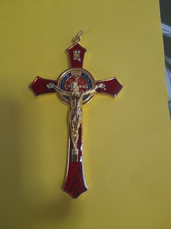 Pendentif croix chrétienne saint Benoît