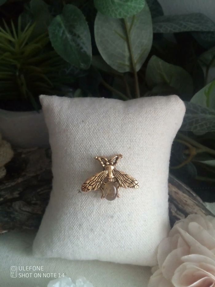 Broche pin's abeille 🐝 dorée et pierre de labradorite - photo numéro 2
