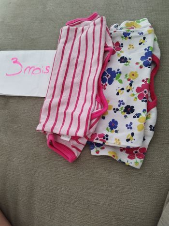 Lot 2 bodies manches courtes