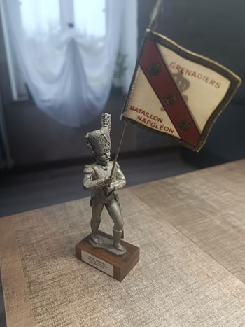 Statuette les étains du prince Garde Impériale porte drapeau