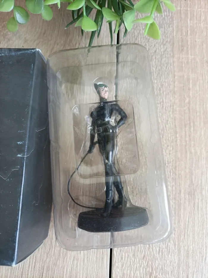 Figurine DC Comics Catwoman Eaglemoss Super Héros - photo numéro 2