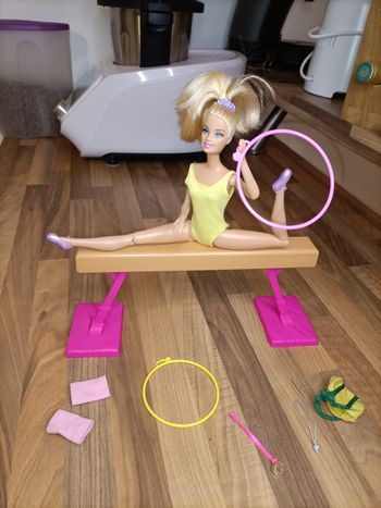 Lot Barbie gymnaste et ses accessoires 