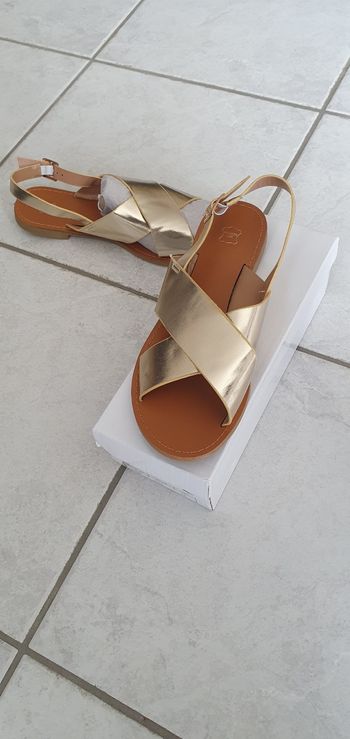 Sandale SUREDELLE tout neuf en cuir. Taille 38