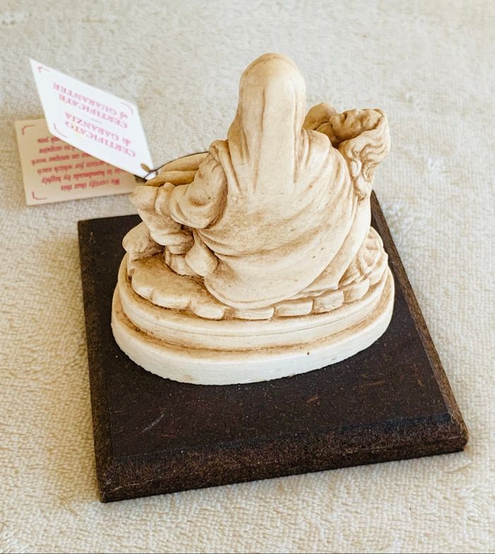 Pietà, mini sculpture réplique souvenir, base en bois - photo numéro 2