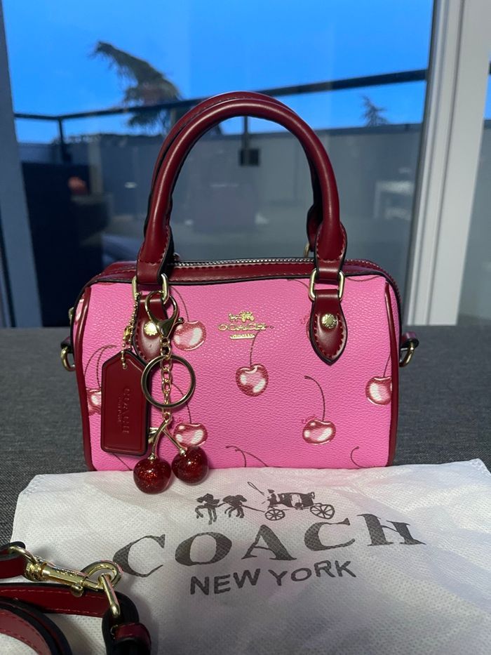 Sac Coach cerise et porte clé