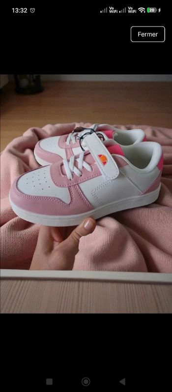 Paire de baskets / sneakers à scratch Ellesse pointure 34 neuves avec étiquettes 

Coloris blanc, rose clair & rose fushia