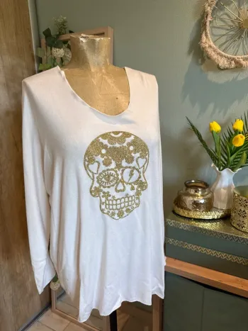 Joli pull tout doux, over size avec tête de mort, dorée devant femme