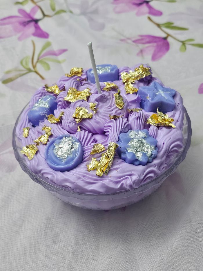 Bougie gourmande a la violette - photo numéro 3