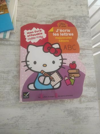 J'écris les lettres majuscules bâtons avec Hello kitty