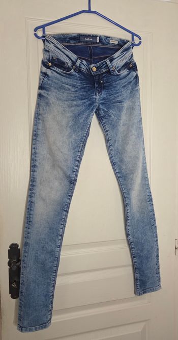 Jean Salsa “Shape Up” – effet galbant, coupe slim, délavé bleu clair – excellent état !