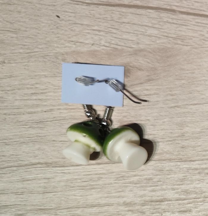Petits champignons verts en résine en boucles d'oreilles - photo numéro 3
