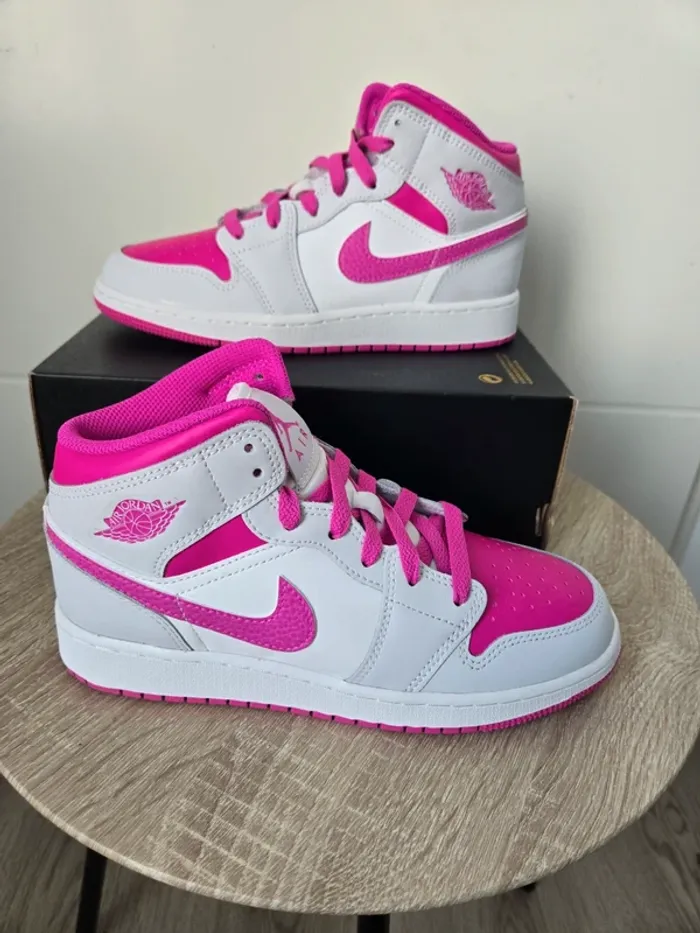 Nike Air Jordan 1 mid taille 37,5 neuves blanc rose fuchsia - photo numéro 2