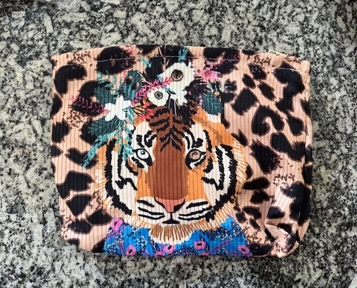 Trousse velours imprimé tigre fleuri – Neuve - photo numéro 2