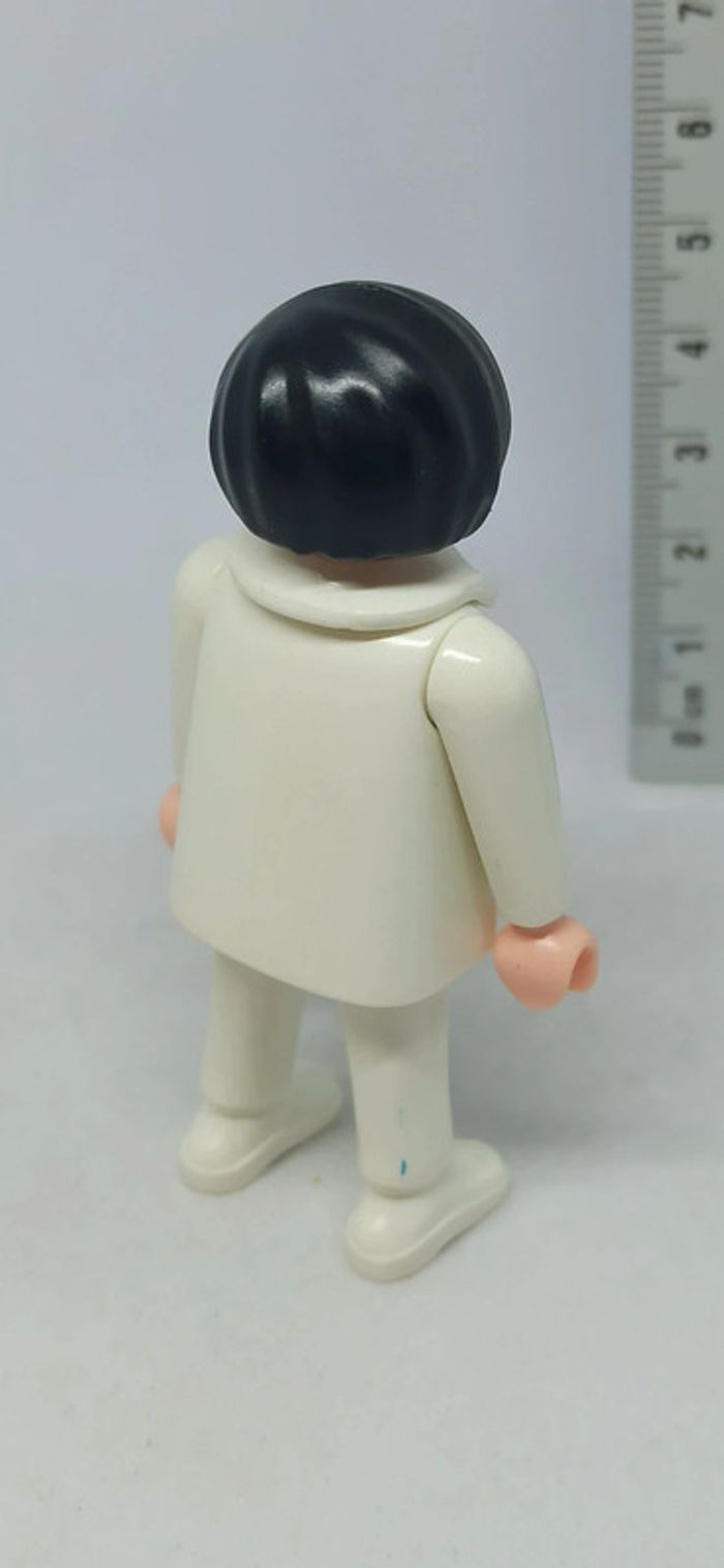 Homme brun avec lunettes et habits blancs playmobil - photo numéro 3