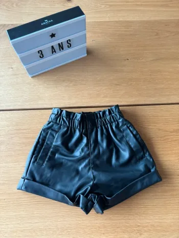 Short en similicuir noir avec fronssage - Taille 3/4 Ans