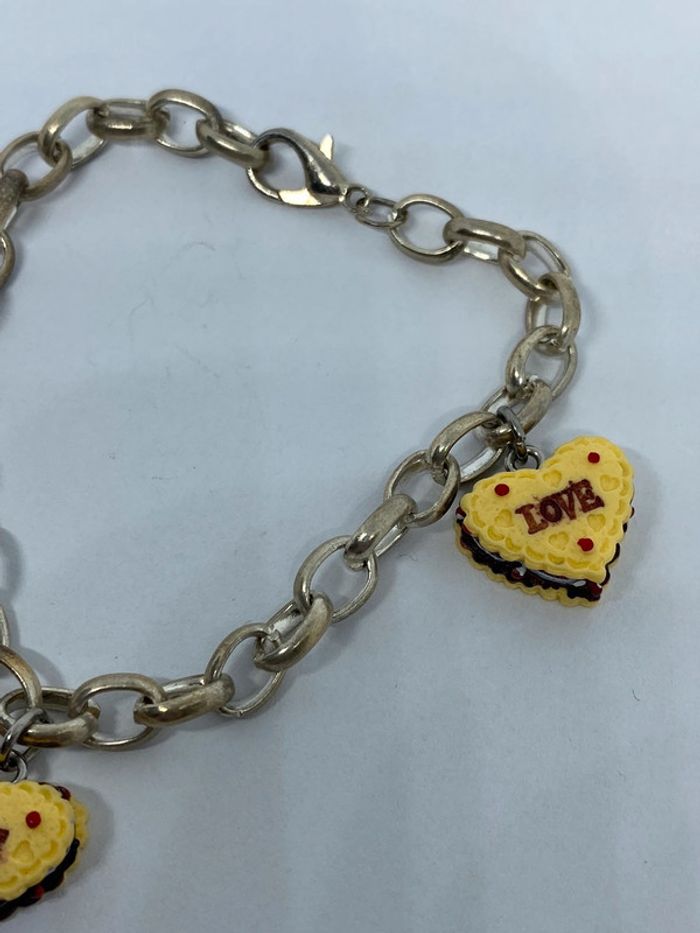Bracelet fantaisie avec 3 gâteaux en forme de Coeur, et noté Love sur une face. - photo numéro 5