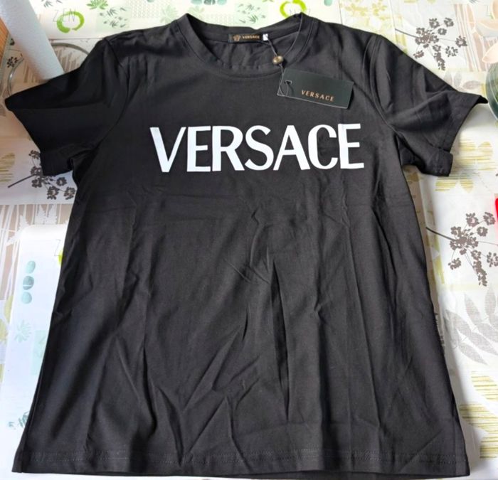T-shirt Versace ( si vous souhaitez il y a la robe qui va avec )