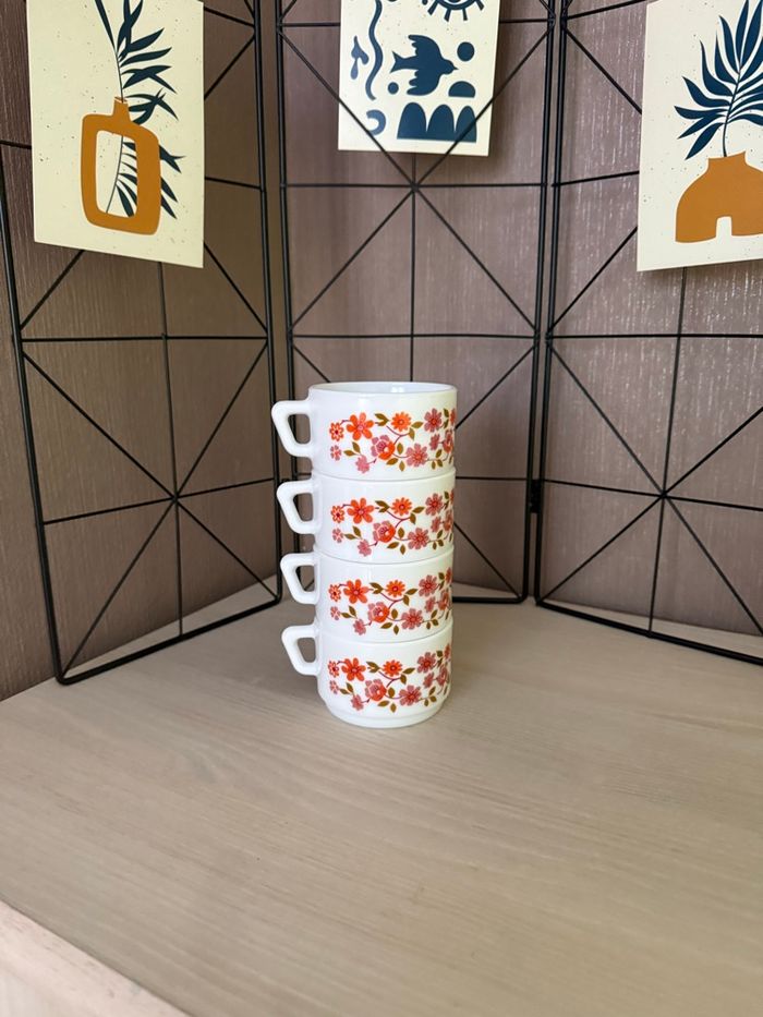 Lot de 4 tasses Arcopal modèle Scania