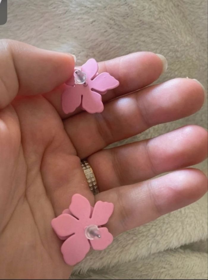 Petites boucles d’oreilles NEUVES 🌸 forme de fleurs couleur rose - photo numéro 7