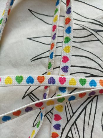 Jolie paire de lacets coeurs multicolores neuve