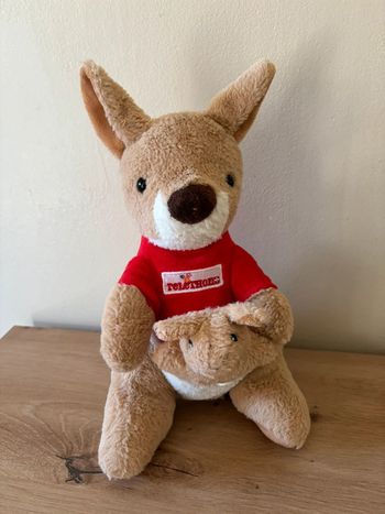Doudou peluche kangourou rouge beige poche bébé telethon