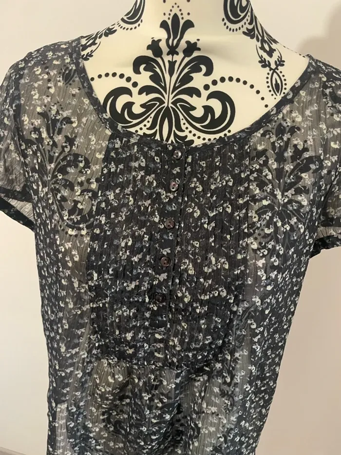Blouse voile manche courte bouton devant froncé bleu marine motif fleur multicolore Only taille 38 - photo numéro 4