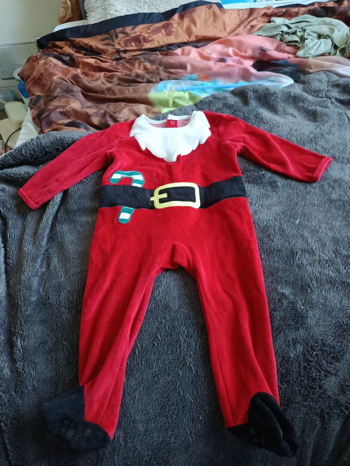 Bonjour je vends ce petit pyjama de Noël taille 12 mois - photo numéro 1
