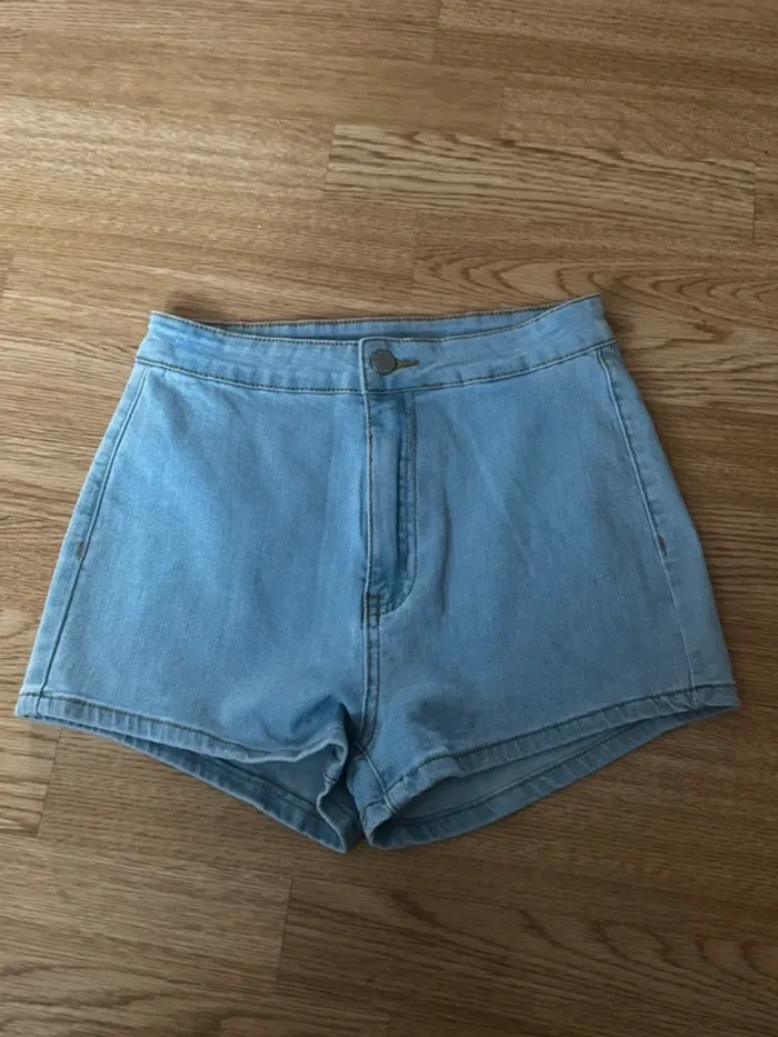 Mini short en jean’s taille XS shein - photo numéro 2