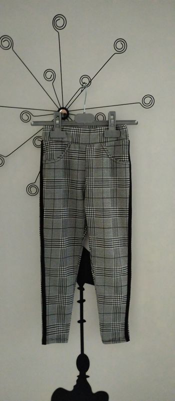 Pantalon à carreaux noir et gris taille 4 ans