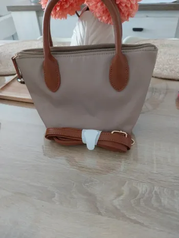 Petit sac à main beige avec bandoulière