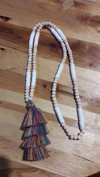Sautoir perles de bois naturelles et blanches, pompon multicolore