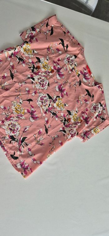 Tee shirt manches courtes.