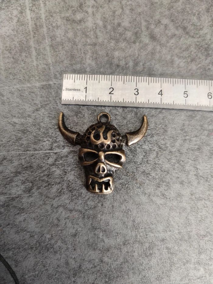 Pendentif fantaisie métal doré vieilli tête de mort Viking - photo numéro 2