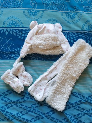 Bonnet, moufles, écharpe