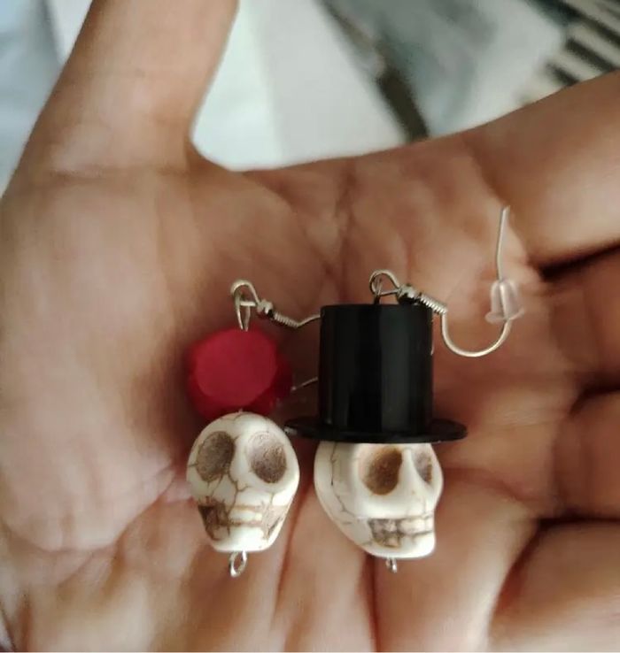 Boucles d’oreilles pendantes NEUVES pour femme forme tête de mort, squelette couleurs rouge et noir - photo numéro 2