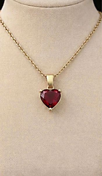 Superbe collier neuf doré pendentif rouge cœur vendu avec pochon