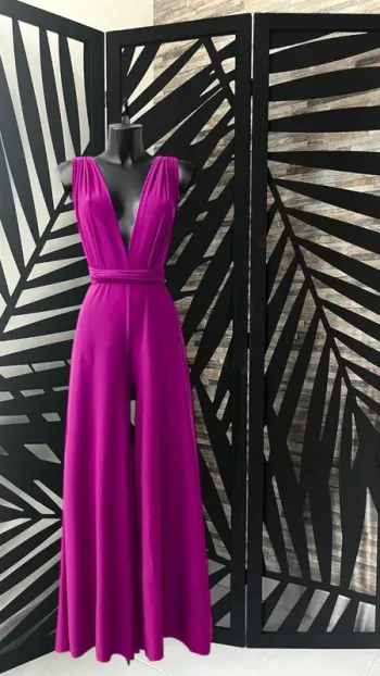 Combinaison pantalon mauve dos nu plusieurs positions