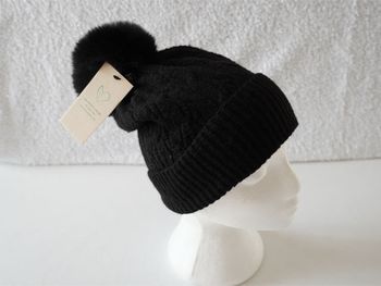 Joli bonnet noir fantaisie tout doux avec pompon neuf pour Femme