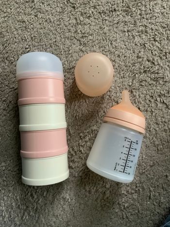 Biberons Service doseuse, quatre compartiments idéale, bébé allaiter