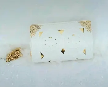 Pochette blanche dorée avec anse amovible