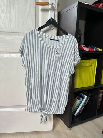 T shirt à rayures verticales bleues et blancs