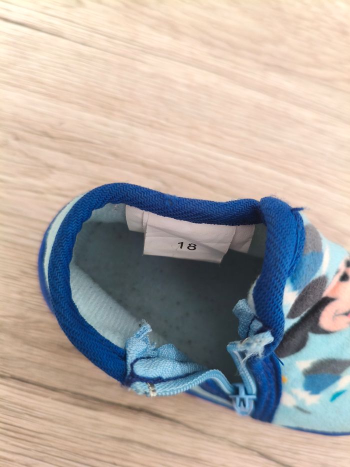Chaussons bébé Mickey – taille 18 👟 - photo numéro 3