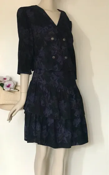 Ensemble jupe et veste tailleur noir et violet