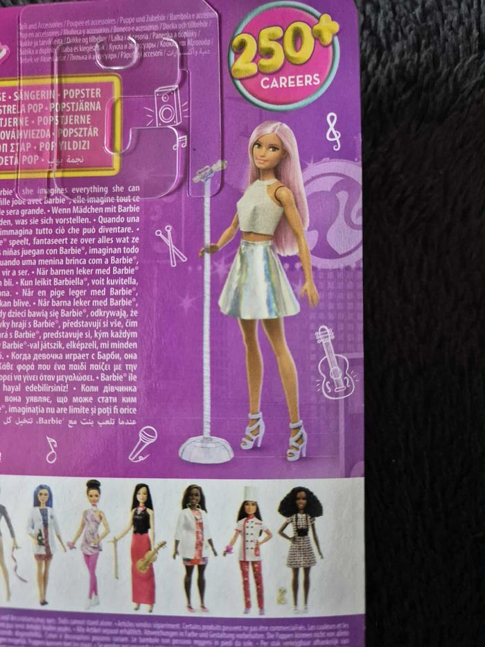 Barbie Coffret Barbie Pop Star, poupée vêtue d’une jupe irisée avec microphone et cheveux roses - photo numéro 3